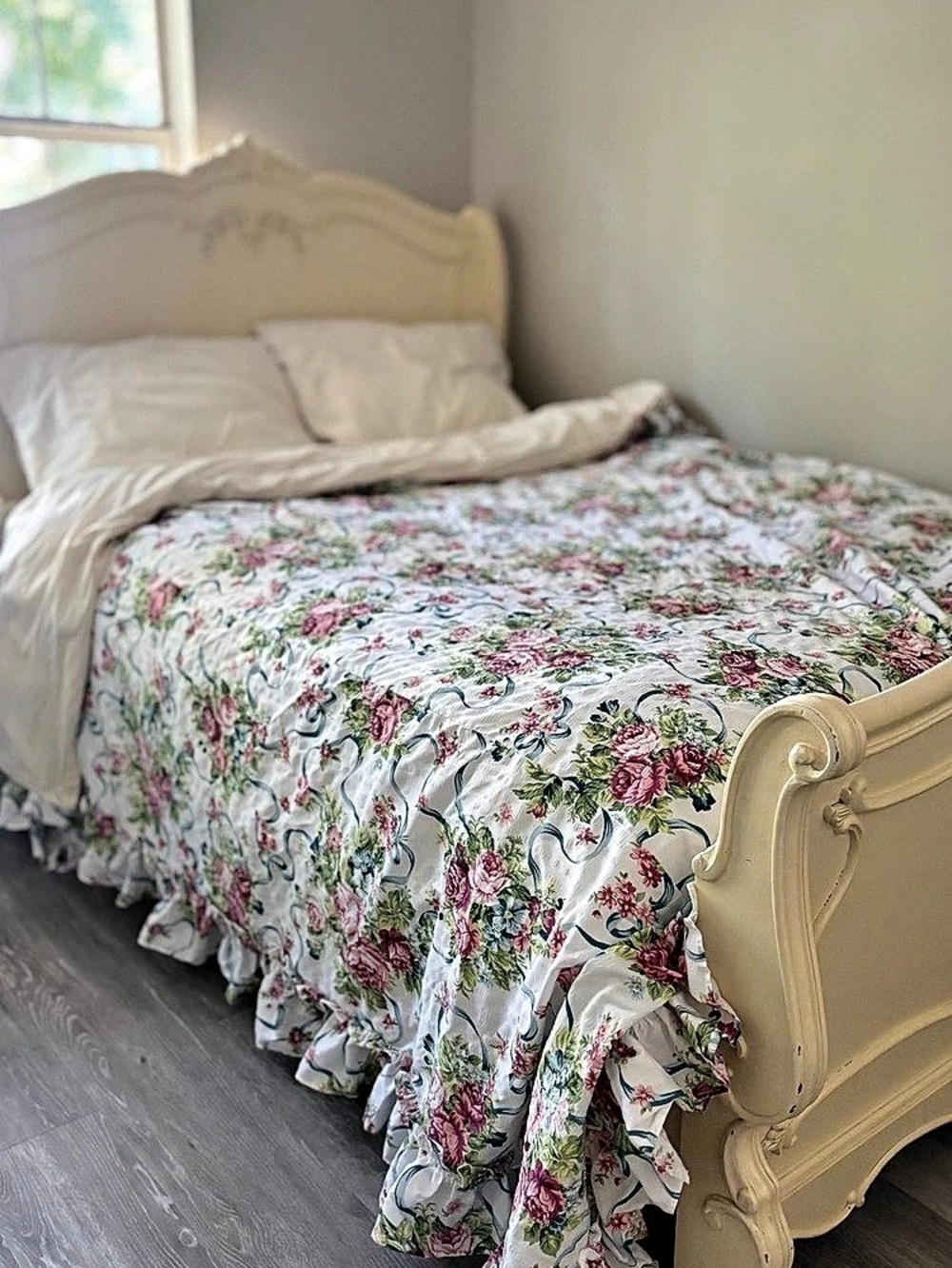 (Queen) Floral Ruffle Cottage Bedspread